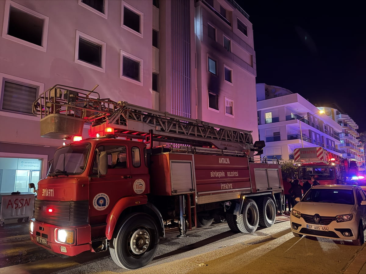 Antalya'nın Alanya ilçesinde personel lojmanında çıkan yangında 3 kişi dumandan etkilendi. Bölgeye...