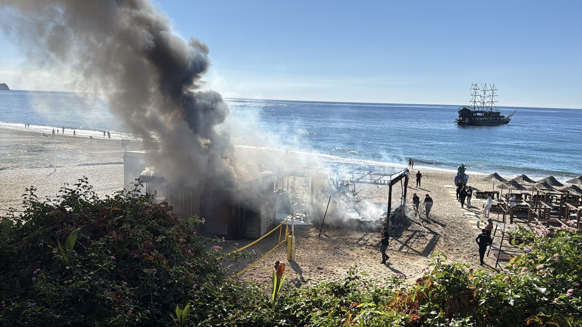Antalya'nın Alanya ilçesinde plajdaki büfede çıkan yangın, itfaiye ekiplerince söndürüldü.