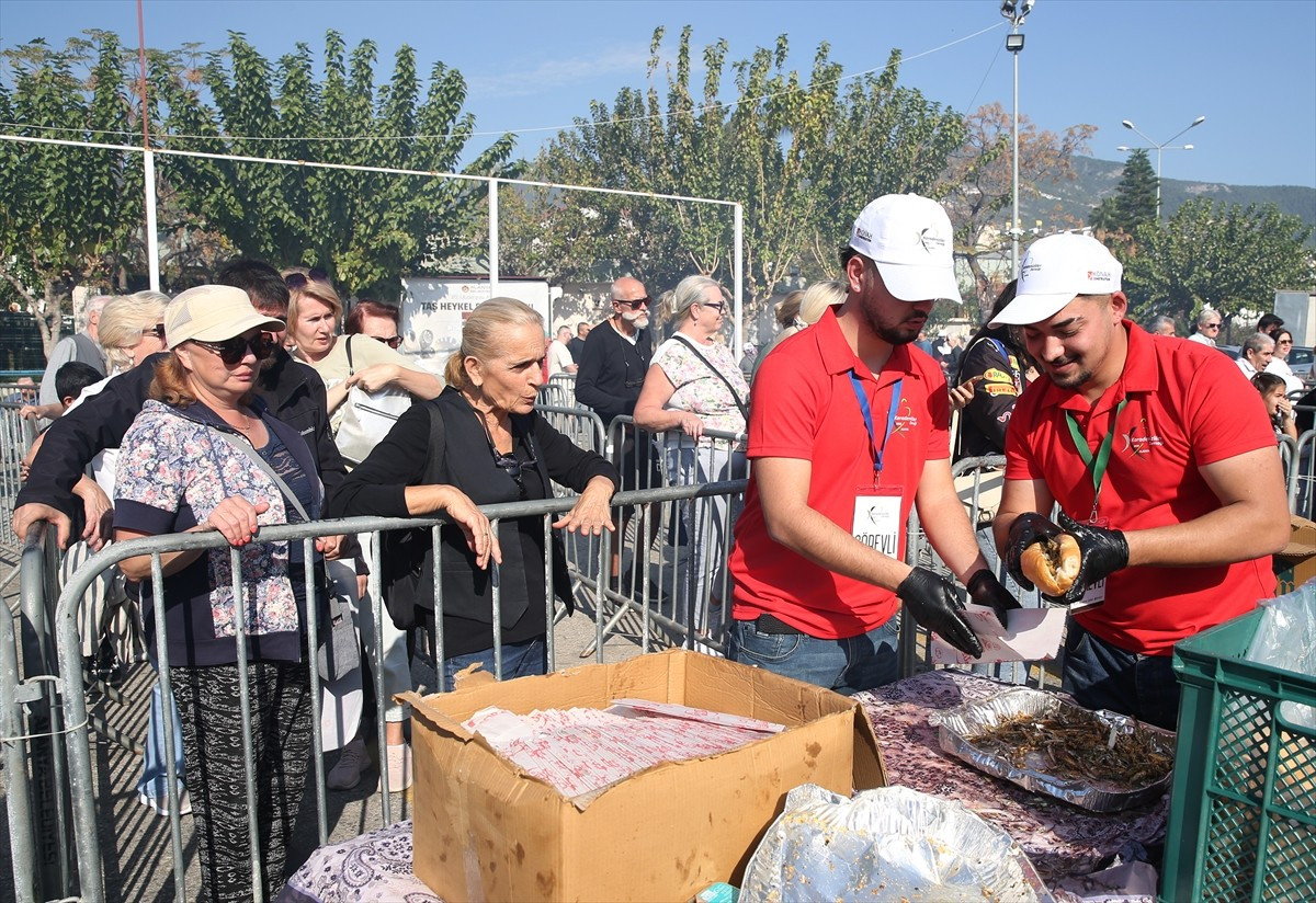 Antalya'nın Alanya ilçesinde "3. Hamsi Festivali" başladı. Alanya Karadenizliler Derneğince...
