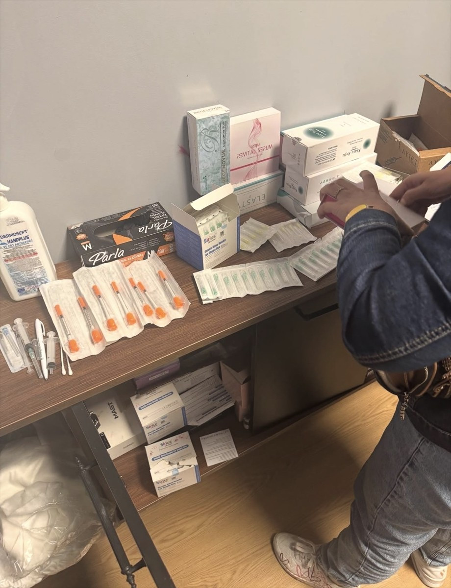 Antalya'nın Alanya ilçesinde ruhsatsız çalıştırıldığı belirlenen güzellik merkezine operasyon...