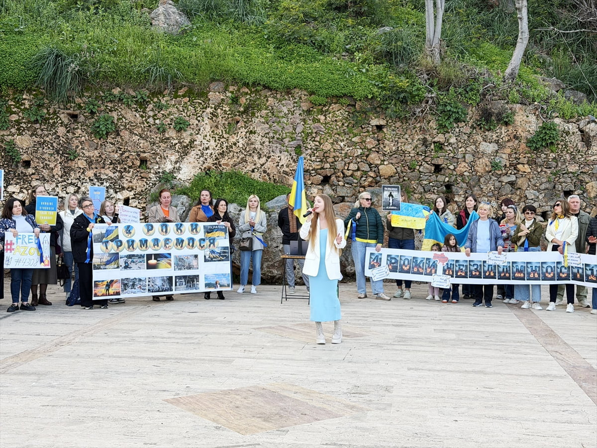 Antalya'nın Alanya ilçesinde Rusya-Ukrayna savaşının 4. yıl dönümü dolayısıyla ilçede yaşayan...
