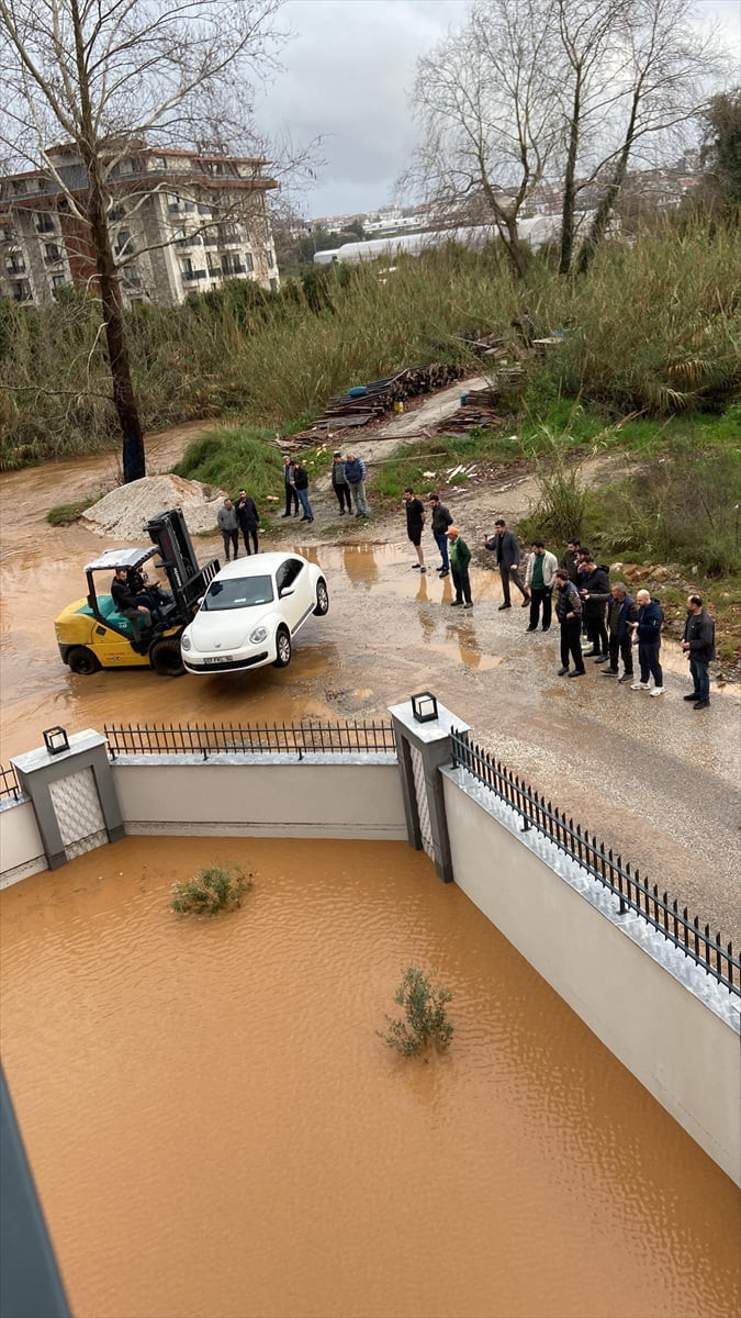  Antalya'nın Alanya ilçesinde sağanak nedeniyle Dim ve Oba çayları çevresindeki piknik alanları...