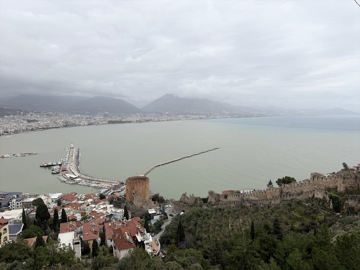 Antalya'nın Alanya ilçesinde sağanak nedeniyle Oba Çayı ile dağlardan akan çamurlu su, Keykubat ve...
