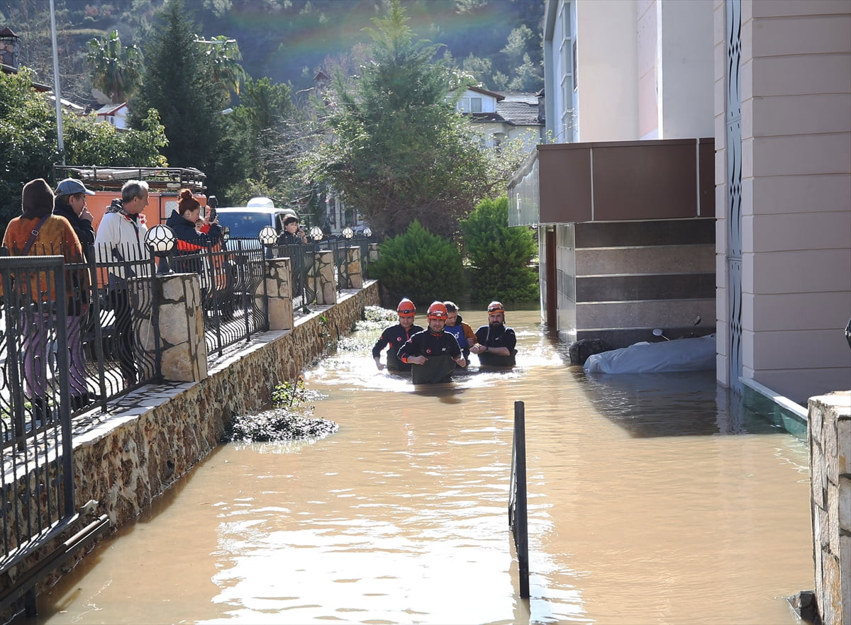 Antalya'nın Alanya ilçesinde sağanak nedeniyle tam doluluğa ulaştığı için kontrollü salım yapılan...
