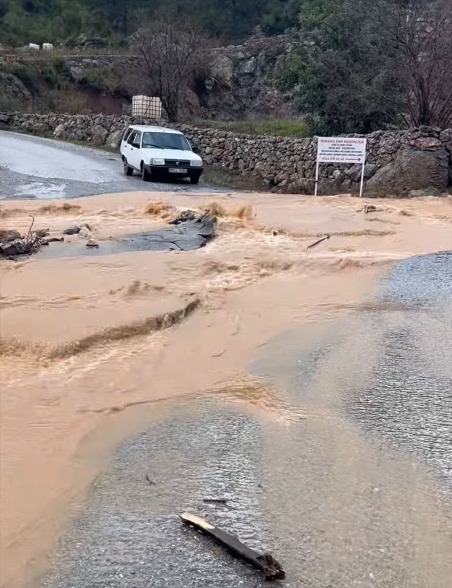 Antalya'nın Alanya ilçesinde sağanak sonrası Gözübüyük, Orhan ve Kaplanhanı mahallelerini bağlayan...