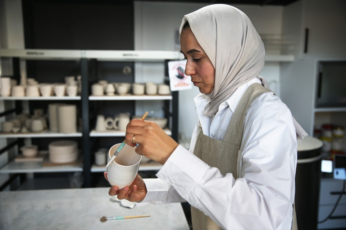 Antalya'nın Alanya ilçesinde, sanat tarihi eğitimi aldıktan sonra bir süre öğretmenlik yapan Derya...