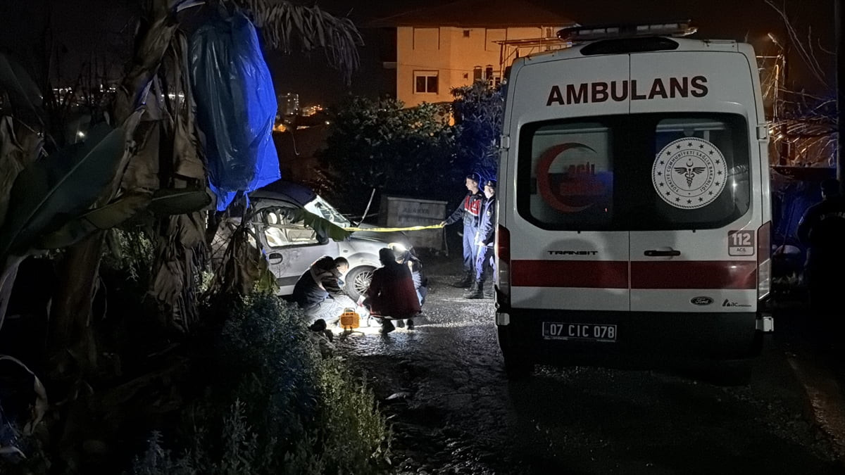 Antalya'nın Alanya ilçesinde seyir halindeki hafif ticari araca düzenlenen silahlı saldırıda 1...