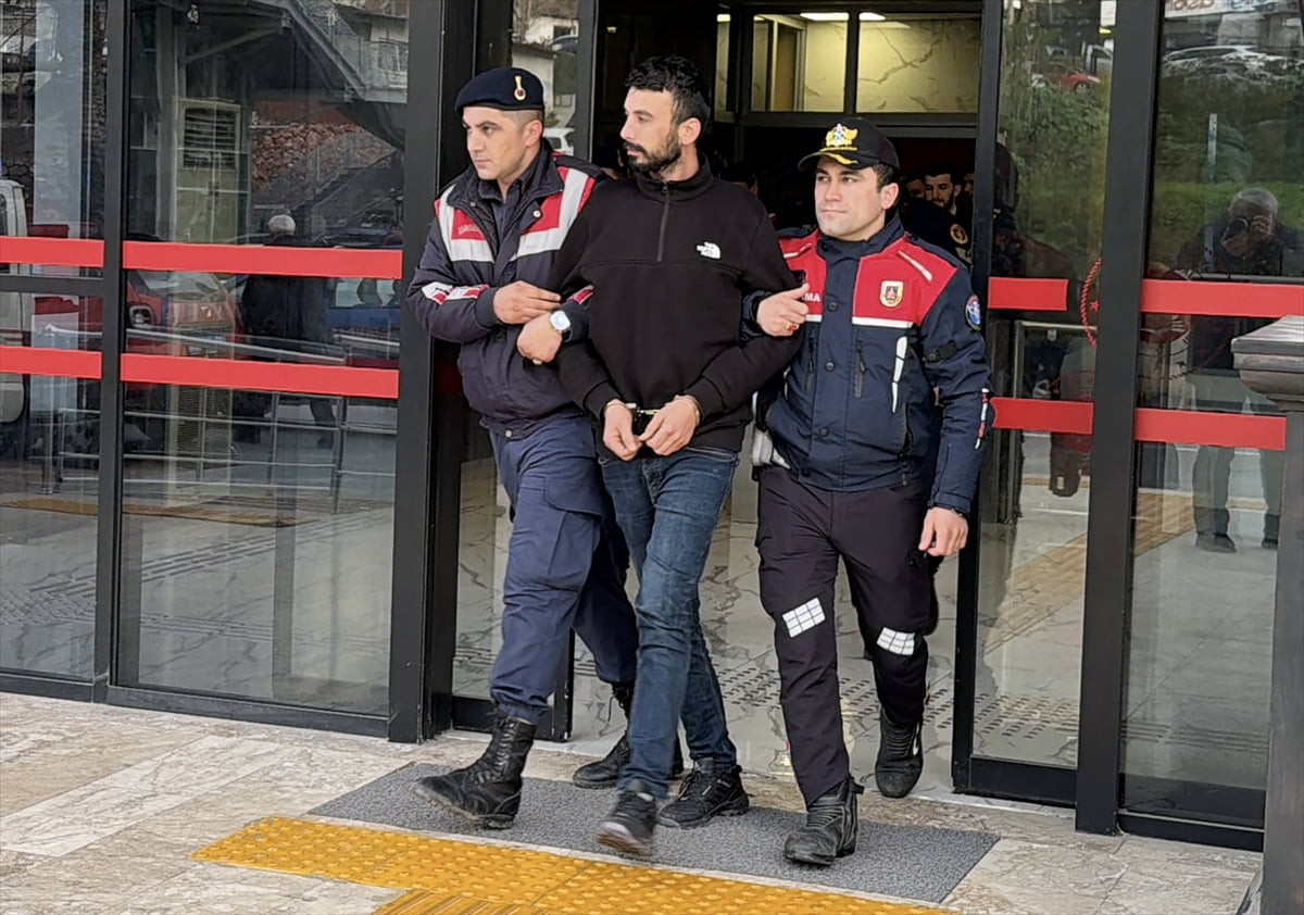 Antalya'nın Alanya ilçesinde seyir halindeki hafif ticari araca düzenlenen silahlı saldırıda bir...