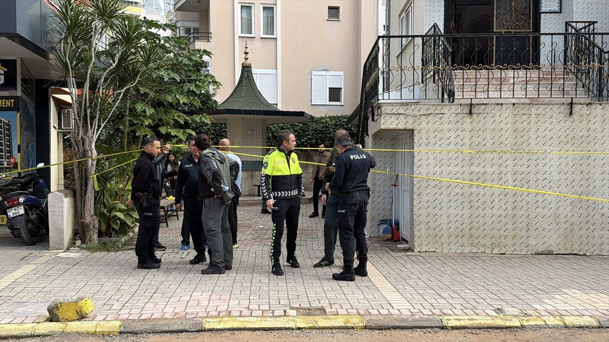 Antalya'nın Alanya ilçesinde, silahla yeğenini öldürüp diğer yeğeni ile eniştesini yaralanan kişi...