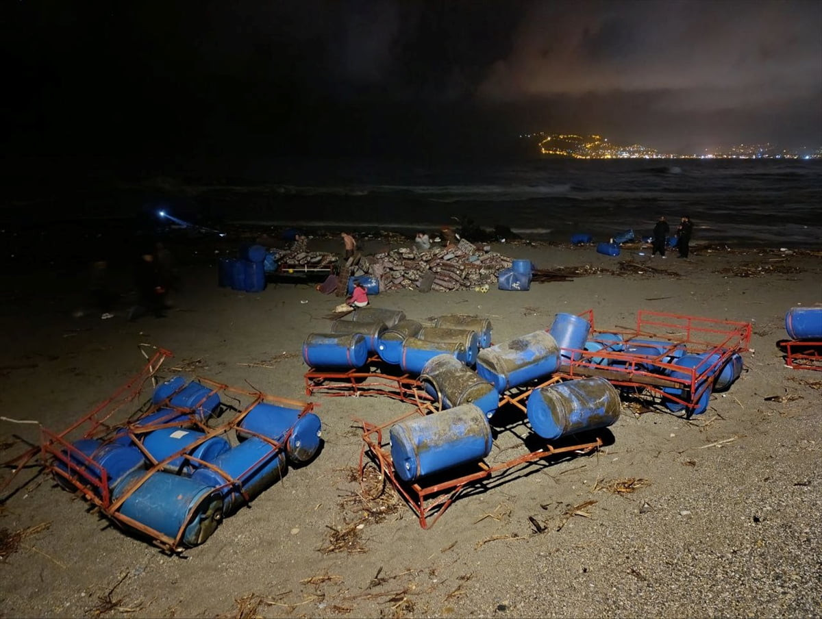 Antalya'nın Alanya ilçesinde su seviyesi yükselen Dim Çayı'nın üzerinde yer alan piknik...