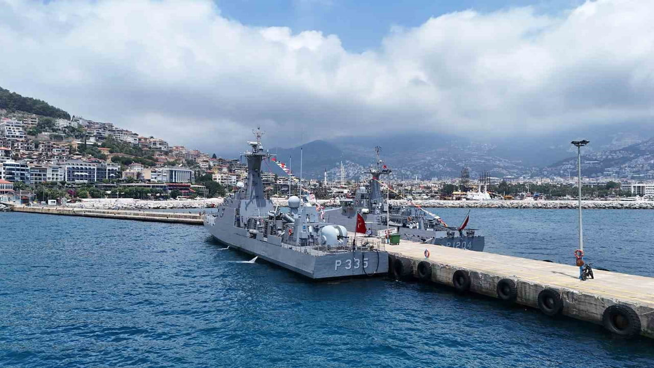 ANTALYA'NIN ALANYA İLÇESİNDE, TÜRK DENİZ KUVVETLERİ KOMUTANLIĞINA AİT TCG TARSUS GEMİSİ İLE TCG...