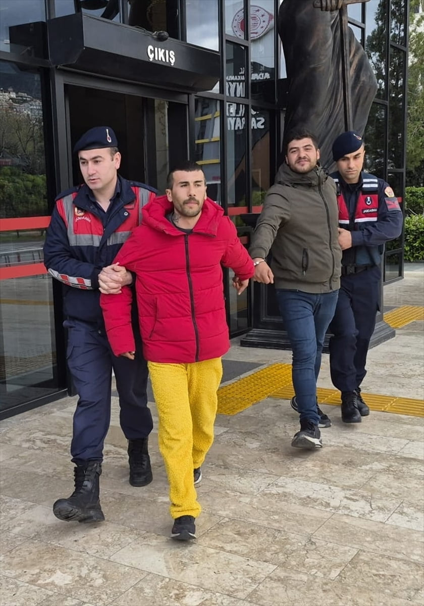 Antalya'nın Alanya ilçesinde uyuşturucu ticareti yaptıkları iddiasıyla gözaltına alınan 3 şüpheli...