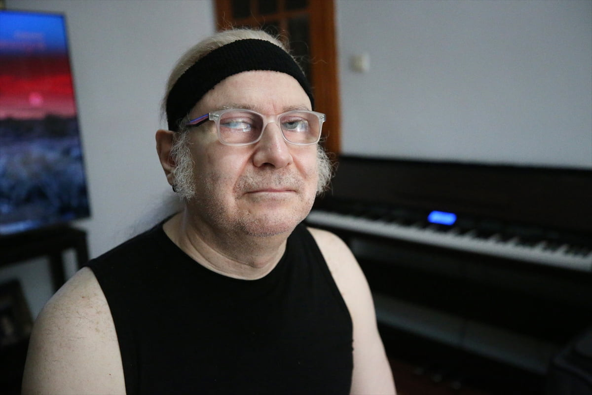 Antalya'nın Alanya ilçesinde yaşayan yüzde 95 görme engelli Orhan Seyfi Öztürk, 17 yaşında...