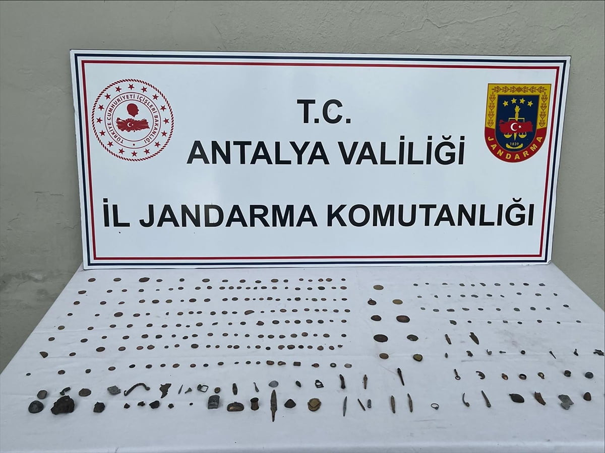 Antalya'nın Alanya ilçesindeki bir evde aralarında sikke, kolye ucu, yüzük ve küpelerin de...