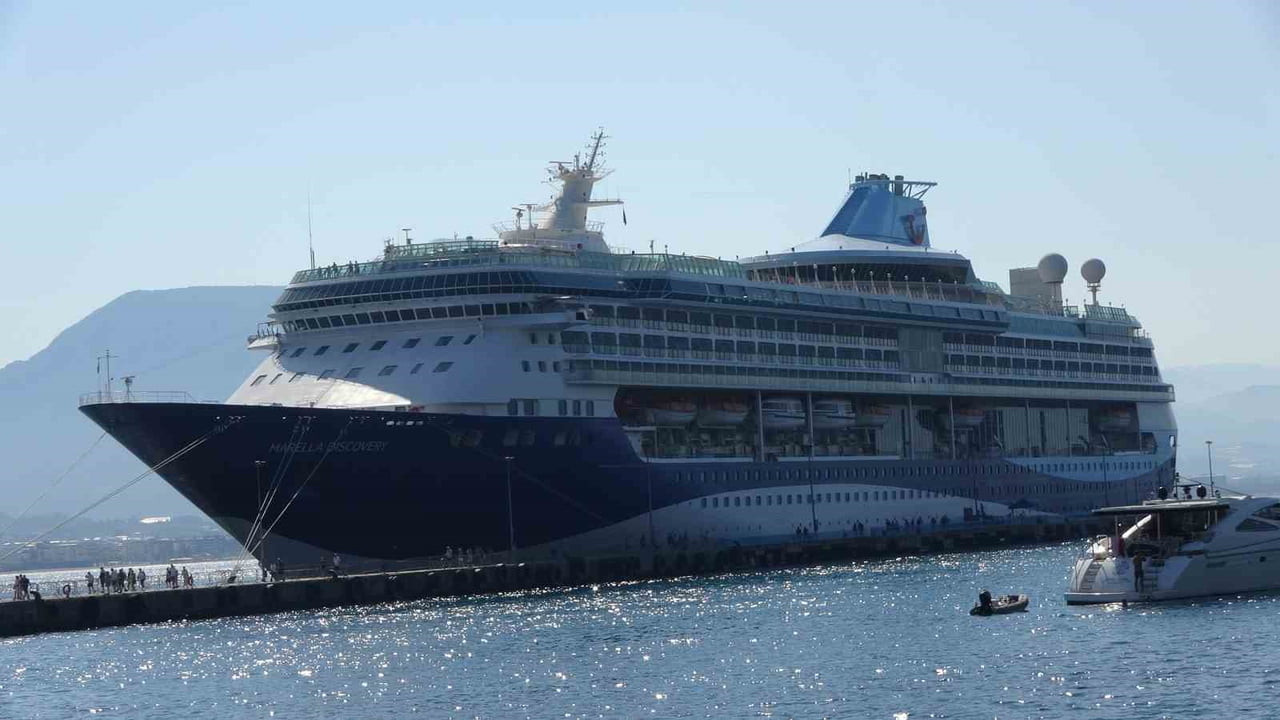 ANTALYA'NIN ALANYA İLÇESİNE MALTA BANDIRALI LÜKS KRUVAZİYER İLE BİN 749 TURİST GELDİ.