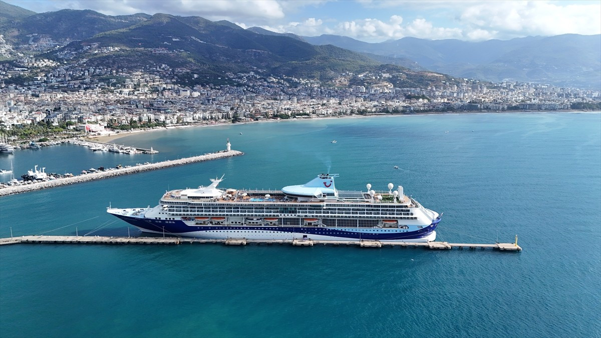 Antalya'nın Alanya ilçesini, Bahamalar bayraklı kruvaziyer "Marella Discovery 2" ile gelen 1697...