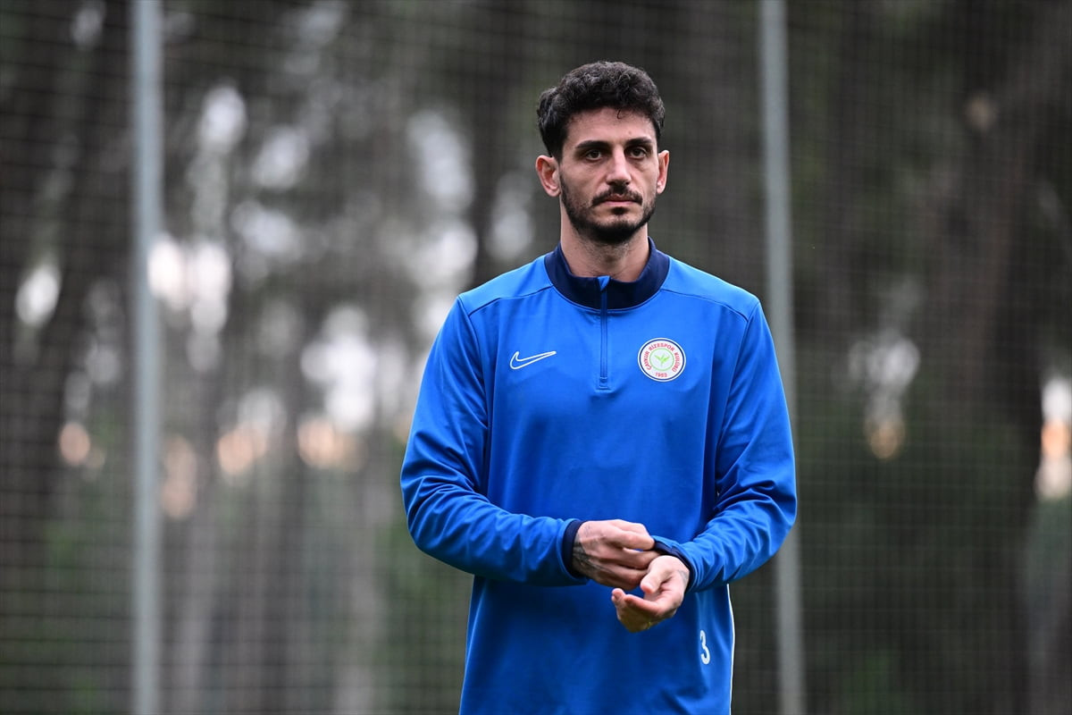 Antalya'nın Belek Turizm Merkezi'nde kamp yapan Çaykur Rizespor oyuncusu Samet Akaydın, AA...