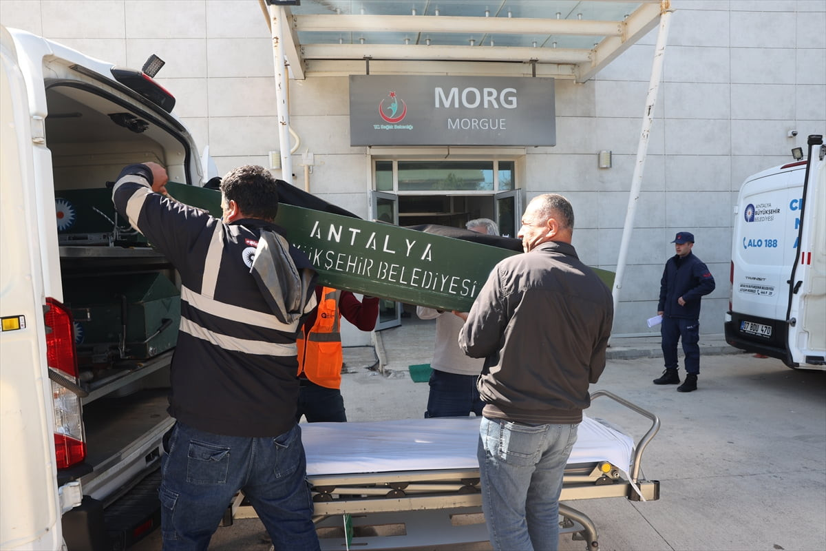 Antalya'nın Demre ilçesi açıklarında düzensiz göçmenleri taşıyan ve "dur" ihtarına uymayarak...