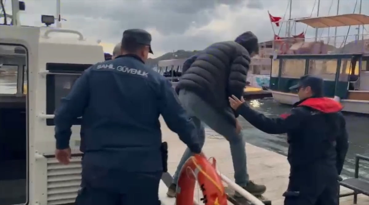 Antalya'nın Demre ilçesi açıklarında özel teknede rahatsızlanan 1 kişi, ekiplerce tıbbi tahliye...