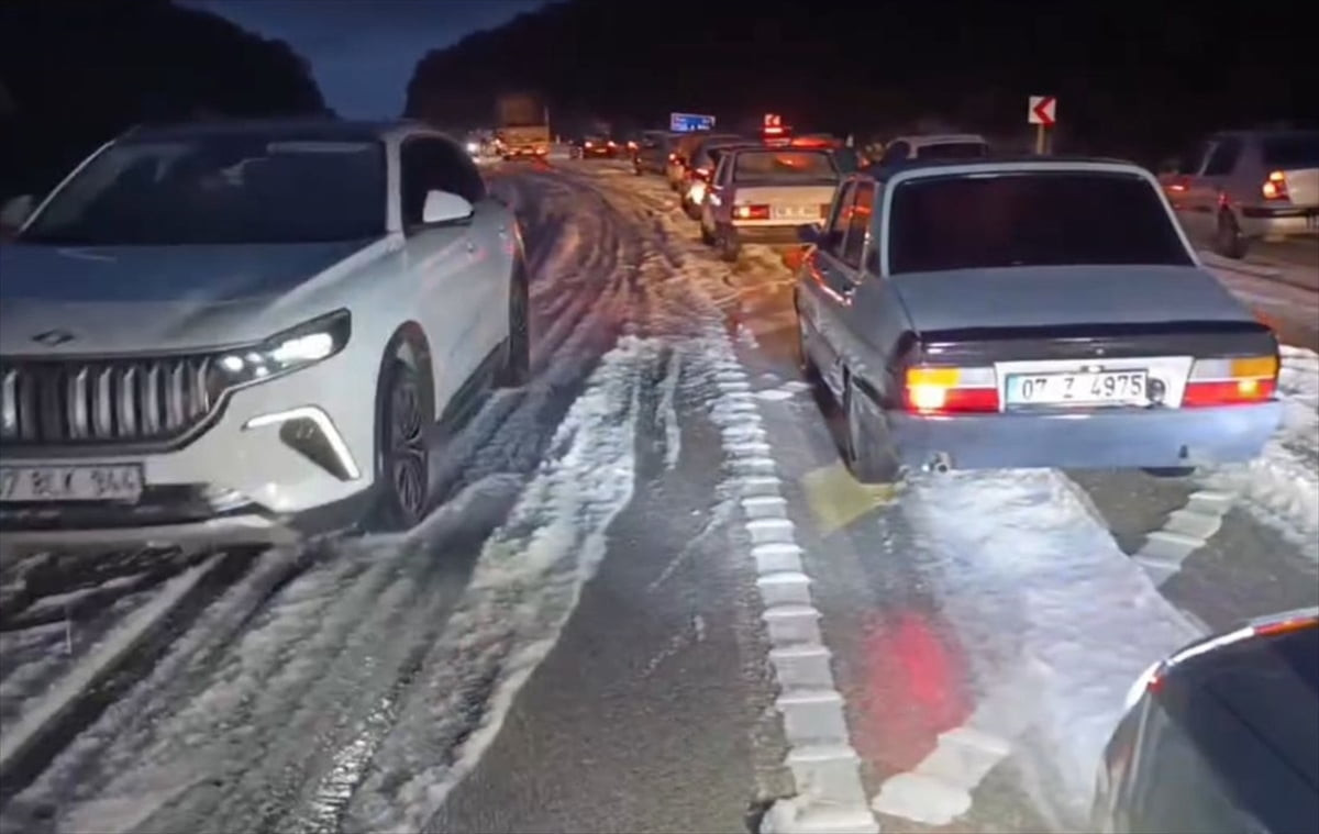 Antalya'nın Demre ilçesinde akşam saatlerinde etkili olan dolu yağışı, ulaşımda aksamalara neden...