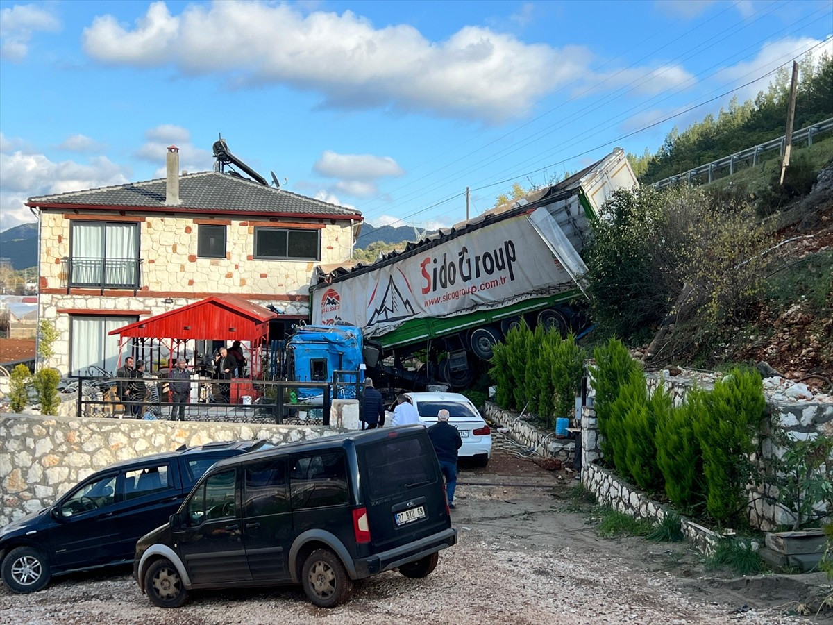 Antalya'nın Demre ilçesinde şarampole devrilen tır bir eve çarparak durabildi, kazada sürücü...