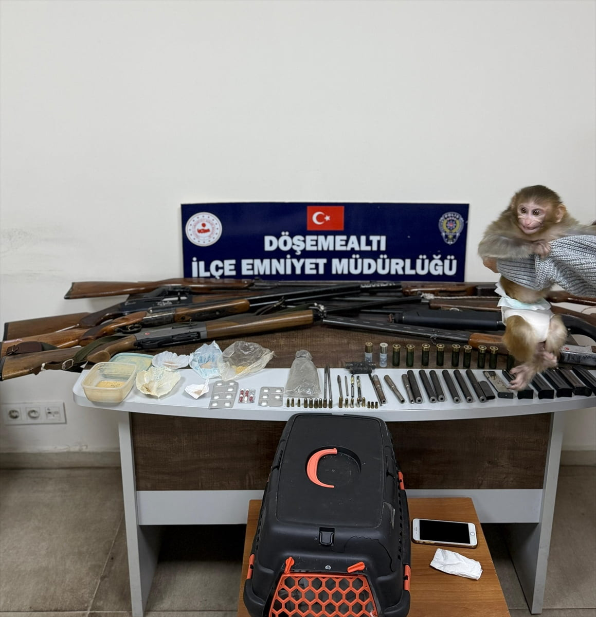 Antalya'nın Döşemealtı ilçesinde düzenlenen uyuşturucu operasyonunda 3 kişi yakalandı. Adreslere...