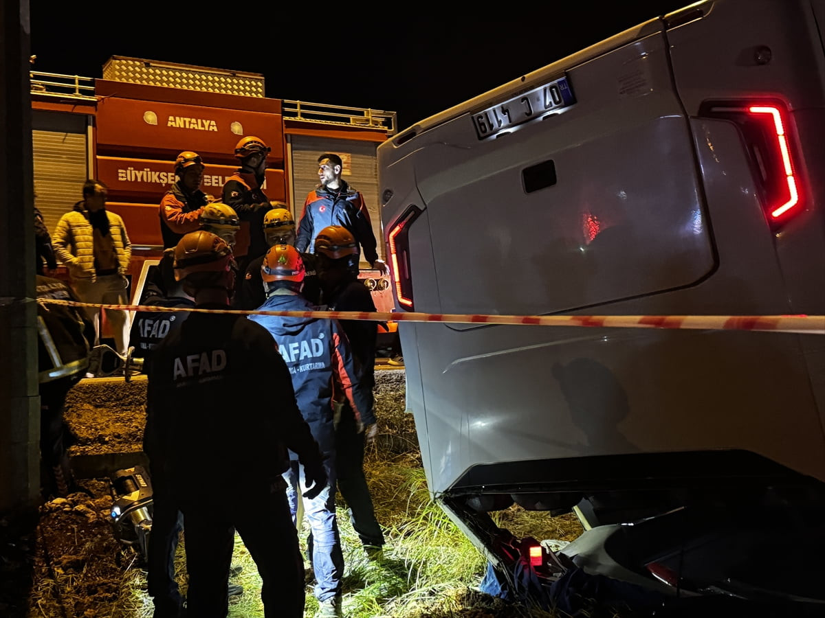 Antalya'nın Döşemealtı ilçesinde infaz koruma memurlarını taşıyan otobüsün devrilmesi sonucu 16...