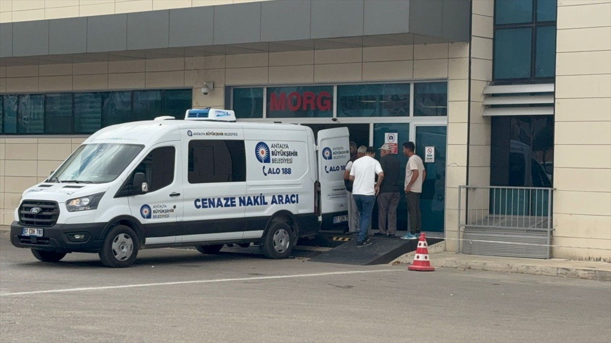 Antalya'nın Döşemealtı ilçesinde otomobil ile hafif ticari aracın çarpışması sonucu 1 kişi...
