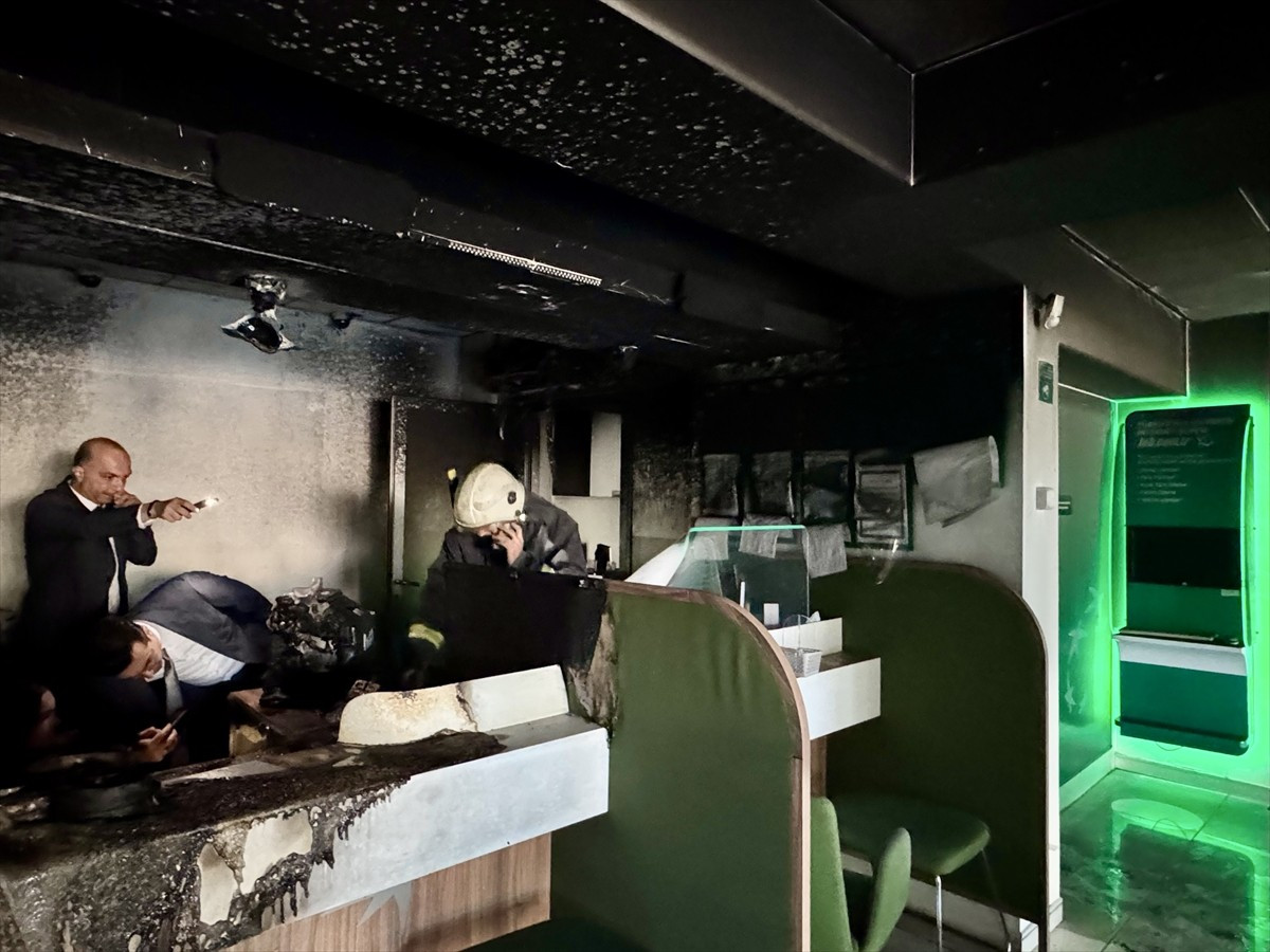 Antalya'nın Döşemealtı ilçesindeki bir banka şubesinde çıkan yangın, itfaiye ekiplerince...