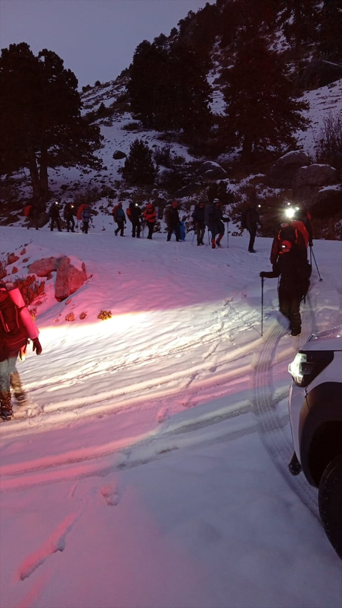 Antalya'nın Elmalı ilçesinde dağlık bölgede mahsur kalan Akdeniz Üniversitesi Dağcılık Kulübü...