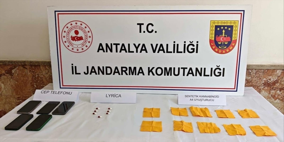Antalya'nın Elmalı ilçesinde düzenlenen uyuşturucu operasyonunda gözaltına alınan 7 zanlı...