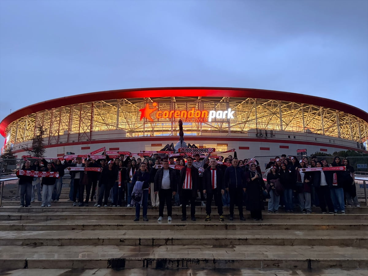 Antalya'nın Elmalı ilçesinden Antalyaspor-Samsunspor maçını izlemeye gelen öğrenciler, maçın...