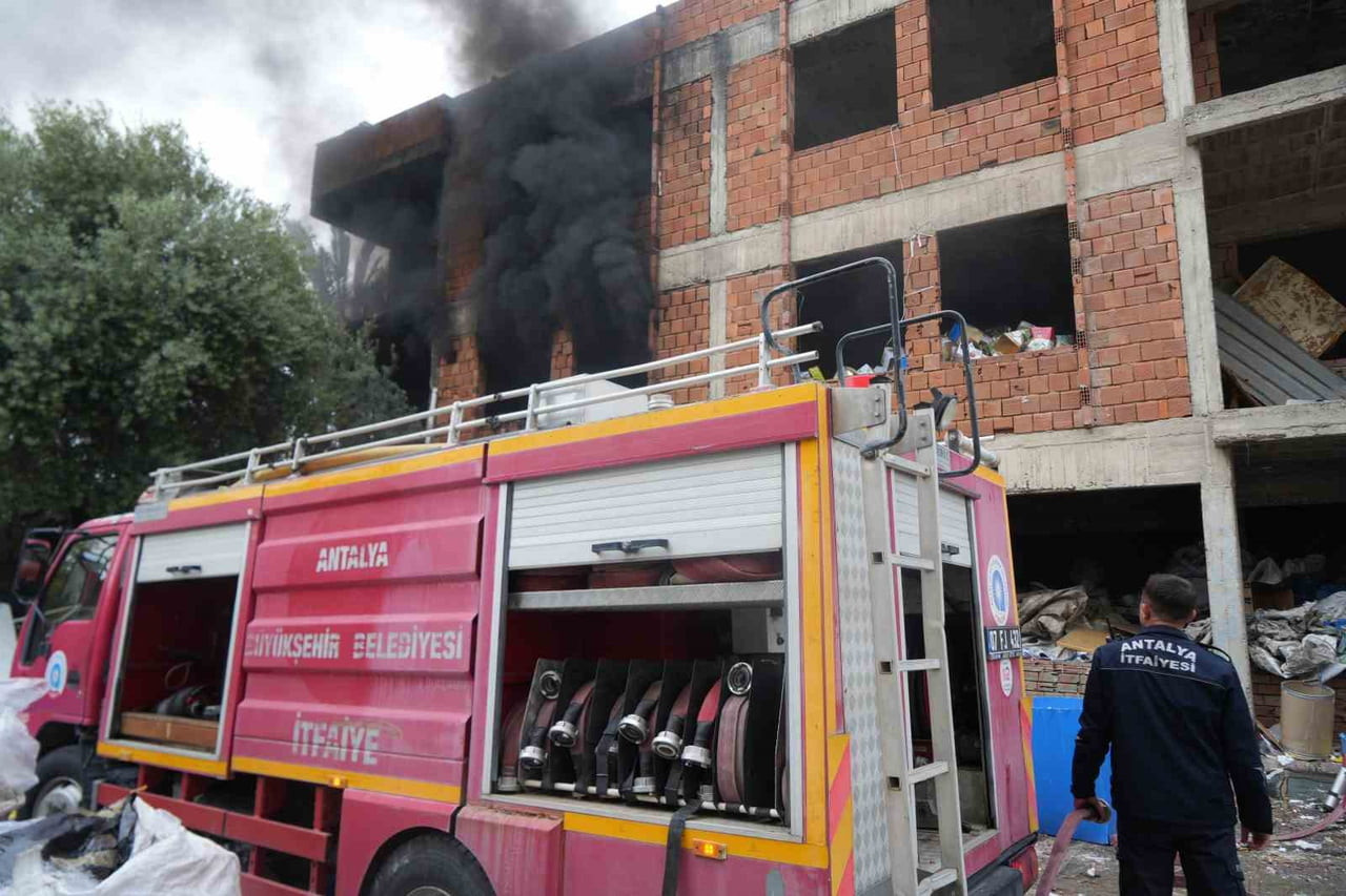 ANTALYA'NIN EN ESKİ YERLEŞİM YERLERİNDEN BİRİ OLAN BALBEY MAHALLESİ'NDE METRUK BİNADA ÇIKAN...