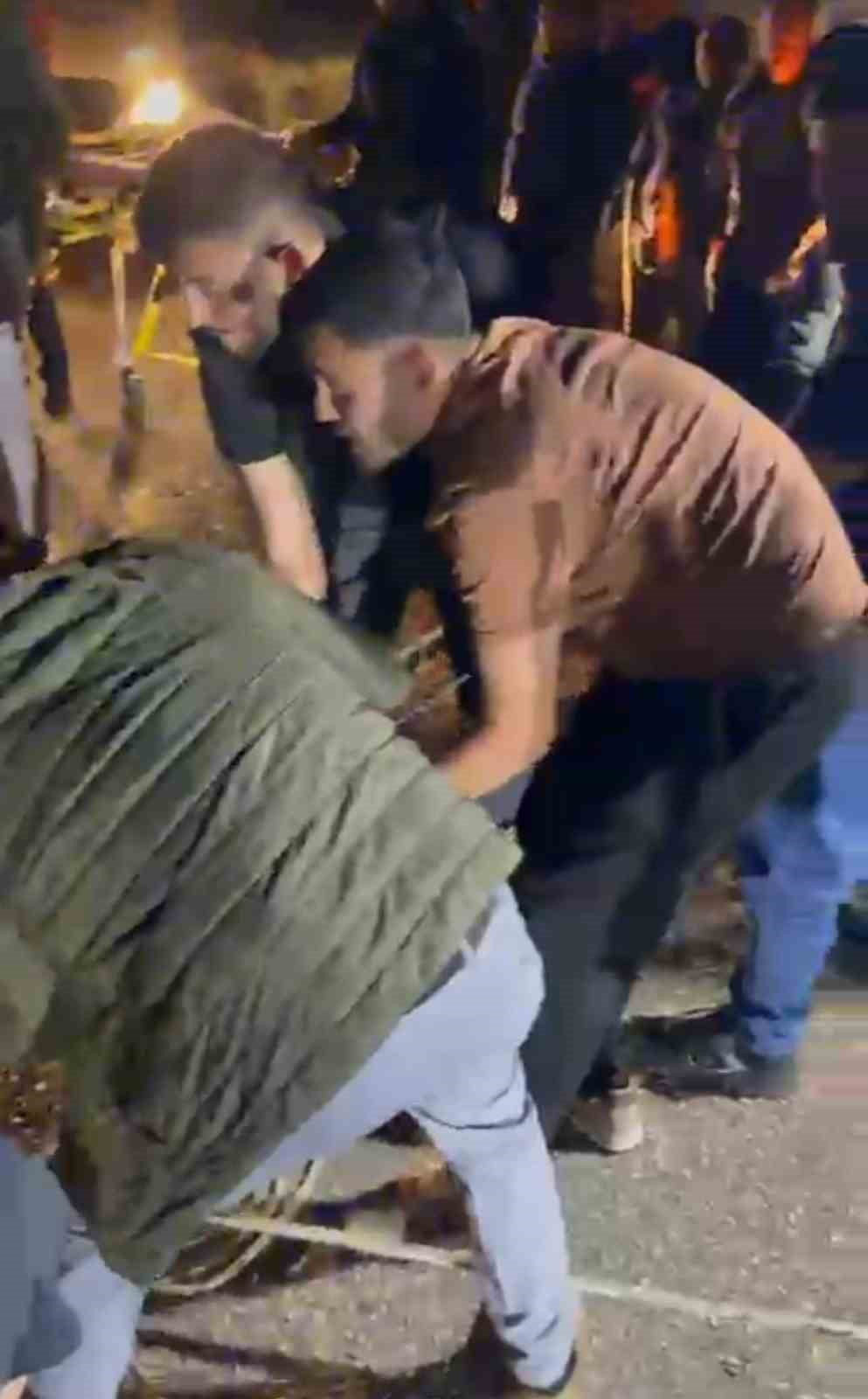 ANTALYA'NIN FİNİKE İLÇESİNDE BİR ARACIN UÇURUMA DÜŞMESİ SONUCU 1 KİŞİ SIKIŞARAK MAHSUR KALDIĞI...