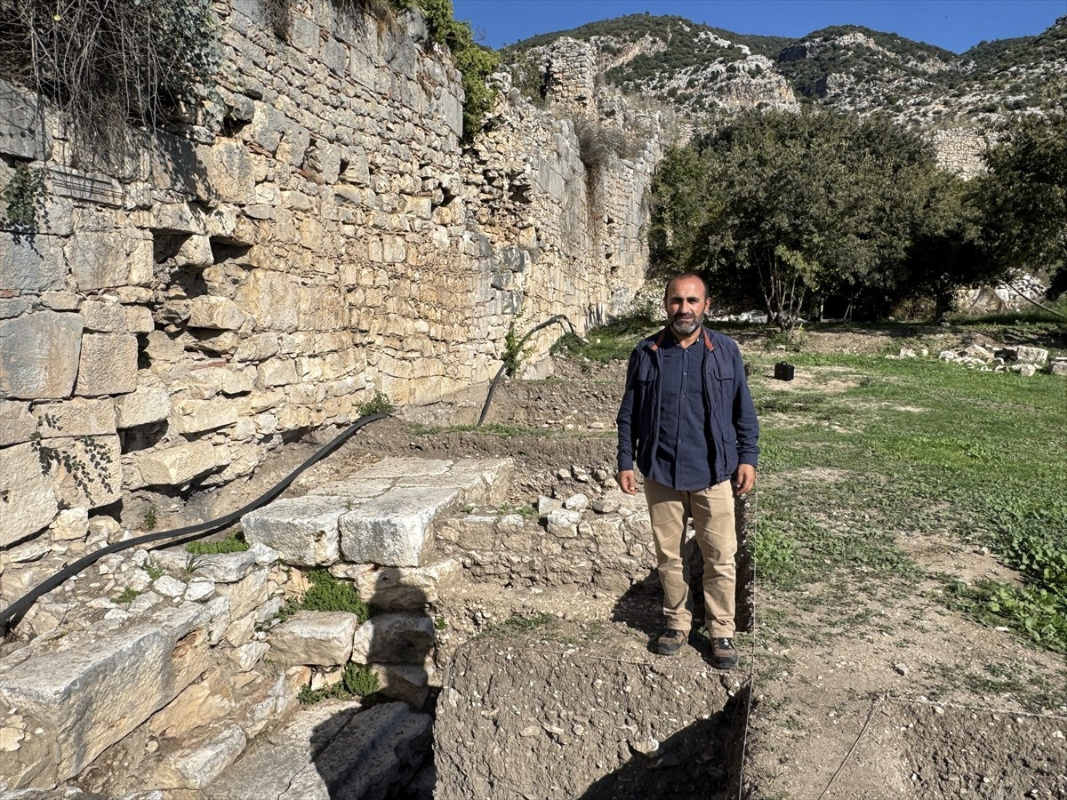 Antalya'nın Finike ilçesinde içerisinden geçen sularla dikkati çeken Limyra Antik Kenti'nde...