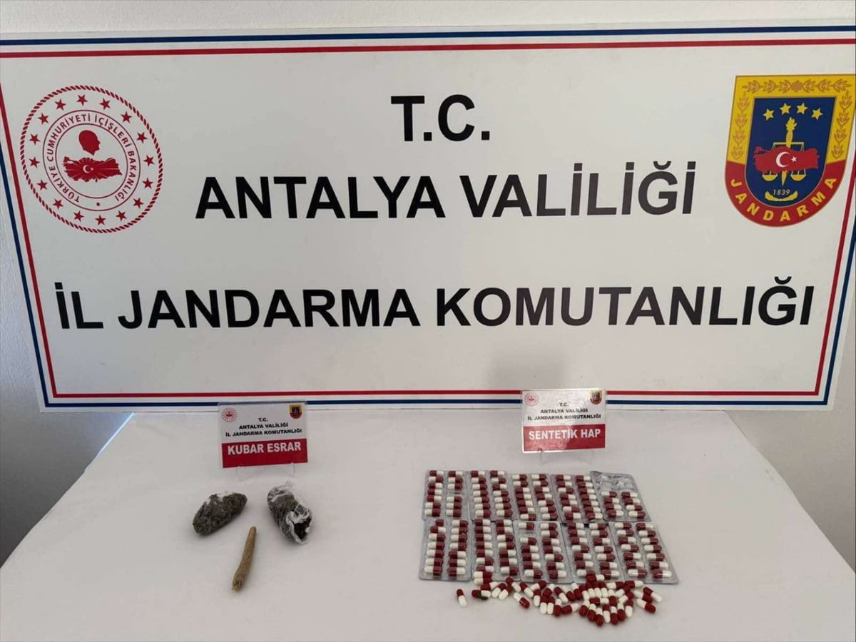Antalya'nın Gazipaşa ilçesinde jandarma ekiplerince düzenlenen uyuşturucu operasyonunda 9 şüpheli...
