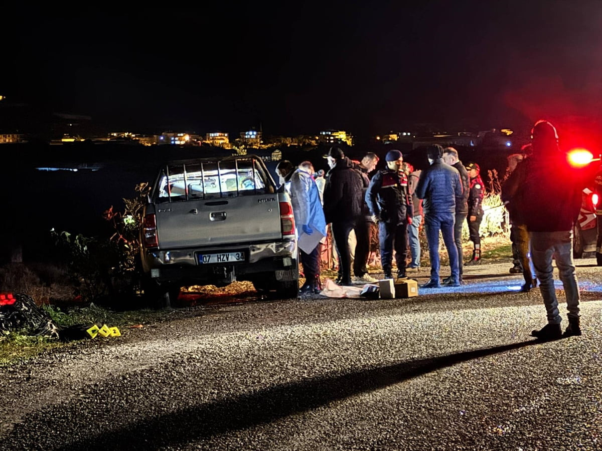Antalya'nın Gazipaşa ilçesinde yanan otomobilde 1 kişinin cesedi bulundu.