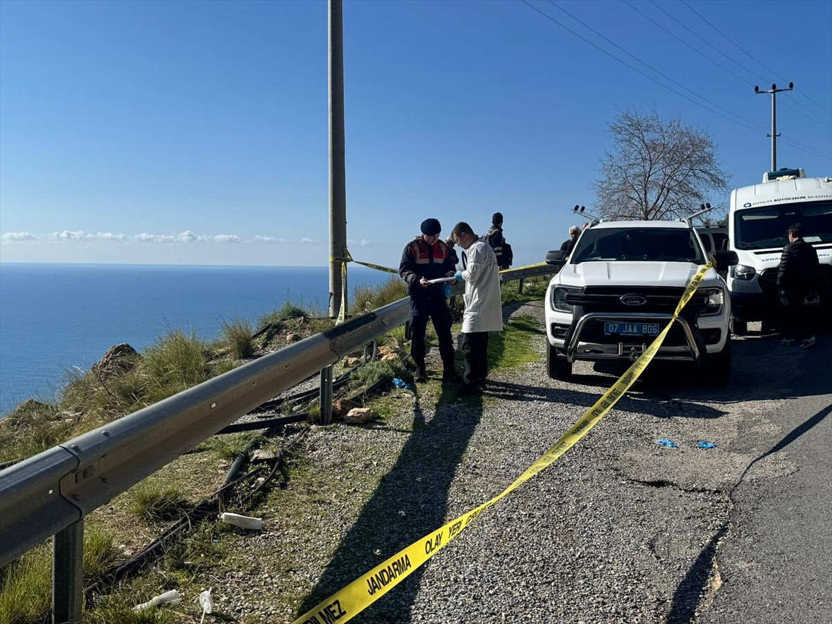 Antalya'nın Gazipaşa ilçesinde yol kenarında bir kadının cesedi bulundu. İhbar üzerine bölgeye...