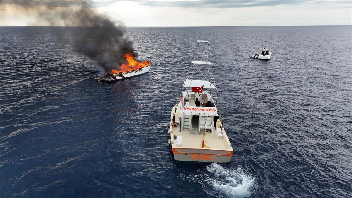 Antalya'nın Kaş ilçesi açıklarında çıkan yangında yelkenli yat kullanılamaz hale geldi.