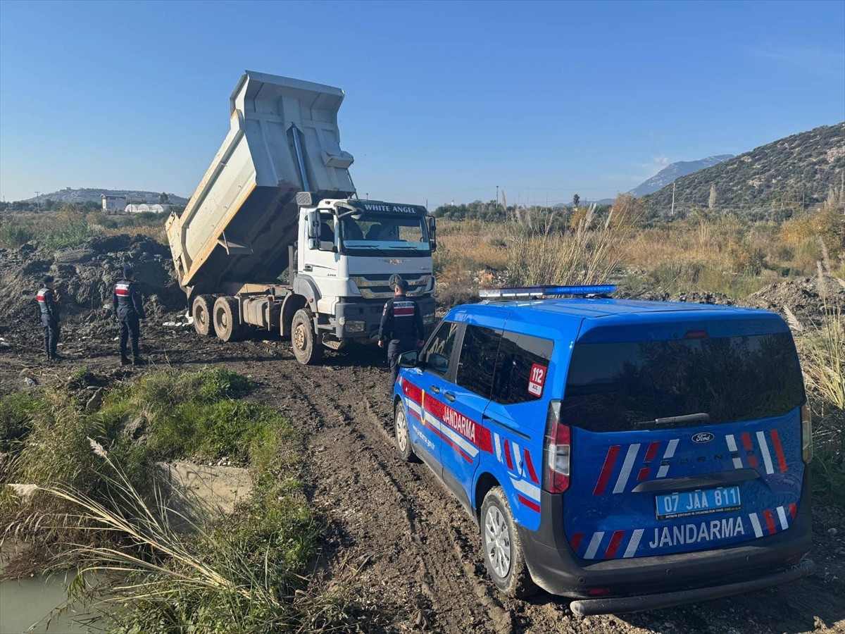 Antalya'nın Kaş ilçesinde, akarsu yatağından izinsiz kum alınmasına jandarma ekipleri müdahale...