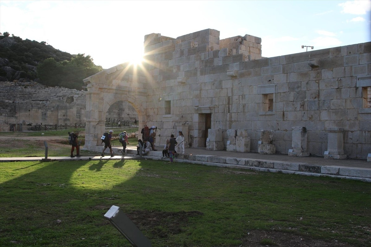 Antalya'nın Kaş ilçesinde Antalya Kültür Yolu Festivali kapsamında düzenlenen Gençler Arası...
