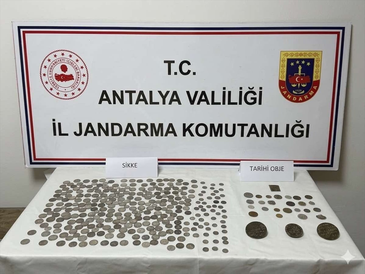 Antalya'nın Kaş ilçesinde düzenlenen tarihi eser kaçakçılığı operasyonunda 2 şüpheli...