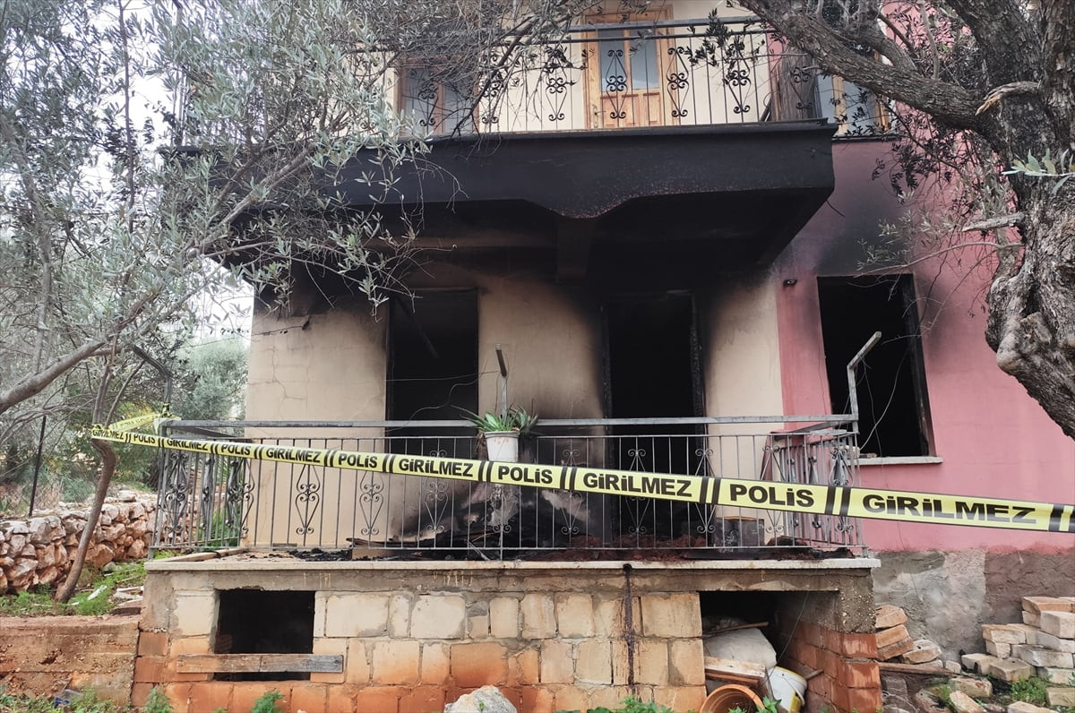 Antalya'nın Kaş ilçesinde evde çıkan yangında 1 kişi hayatını kaybetti.