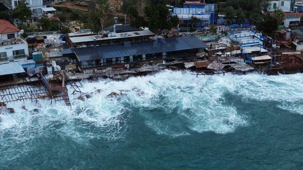 Antalya'nın Kaş ilçesinde kuvvetli rüzgar sonrası oluşan dalgalar, limandaki tekne ve işletmelerde...