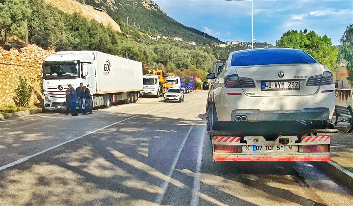 Antalya'nın Kaş ilçesinde trafikte kavga eden iki sürücüye 360 bin lira idari ceza uygulandı....
