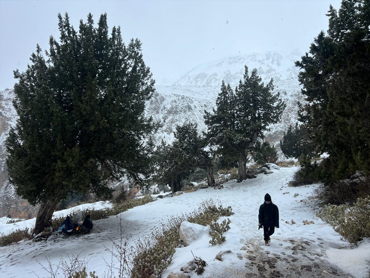 Antalya'nın Kaş ilçesinin yüksek kesimleri kar yağışının ardından beyaza büründü. İlçeye 65...