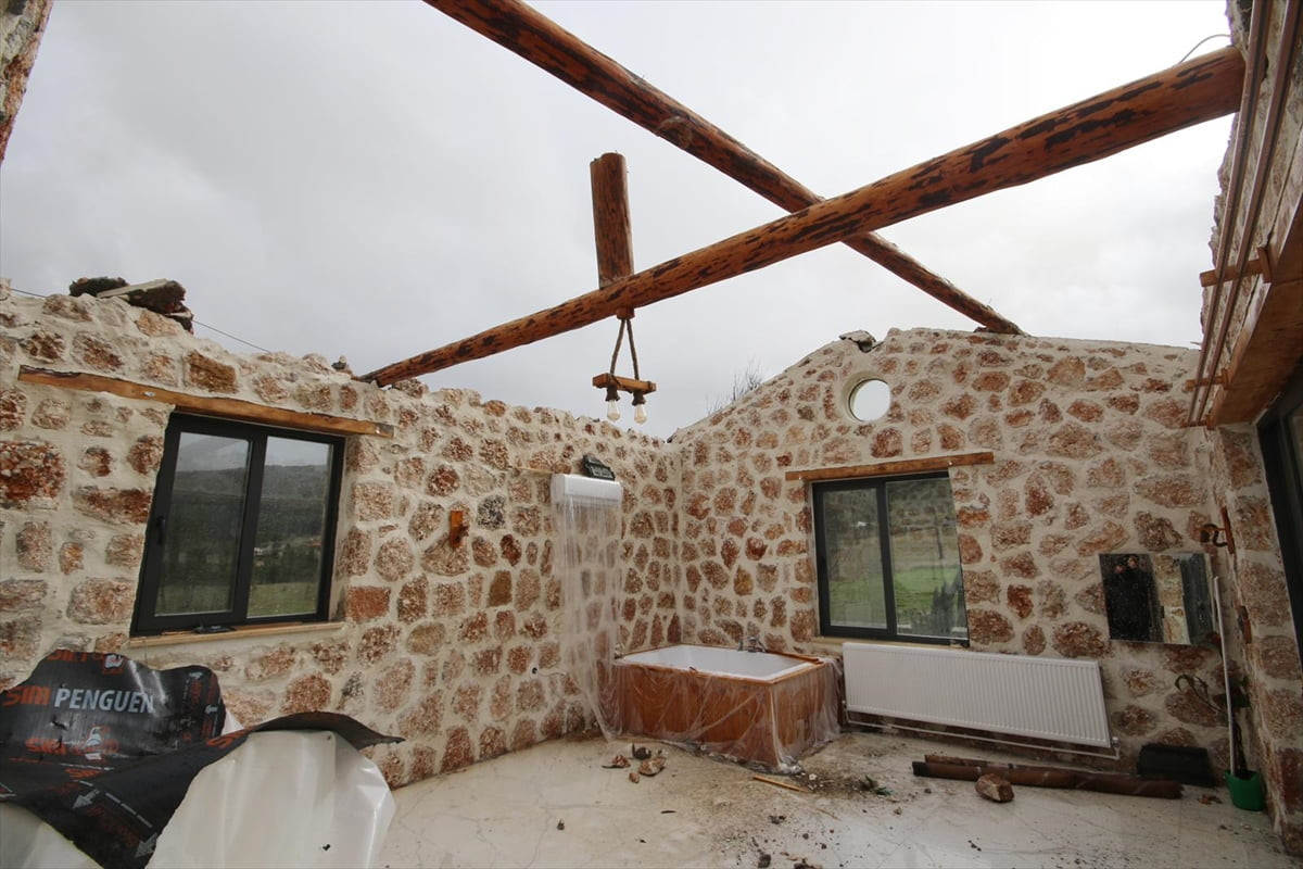 Antalya'nın Kaş ve Manavgat ilçelerinde fırtına, sağanak ve hortumun zarar verdiği alanlarda hasar...