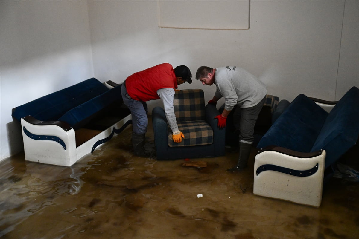 Antalya'nın Kemer ilçesinde 21 Ocak'tan bu yana aralıklı etkili olan yağışlar nedeniyle yaklaşık...