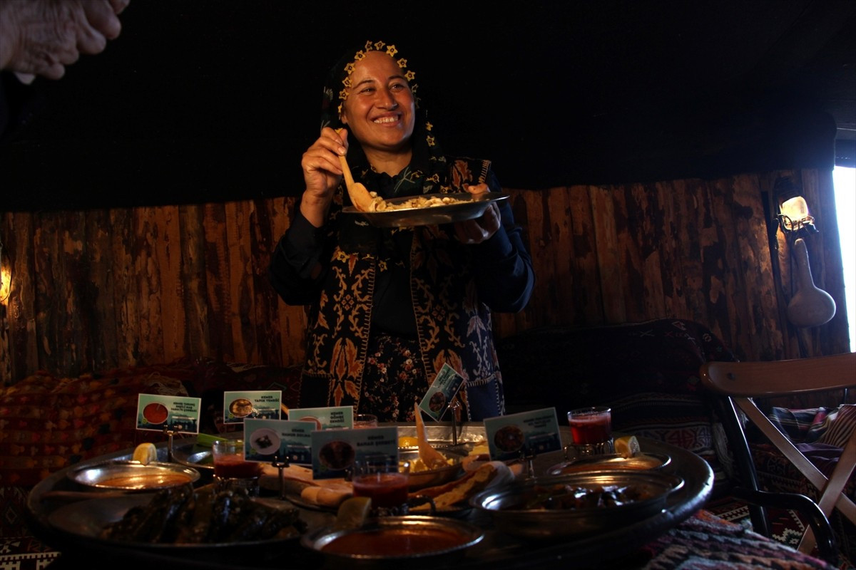 Antalya'nın Kemer ilçesinde, coğrafi işaret başvurusu yapılan ürünlerin tanıtımı amacıyla etkinlik...