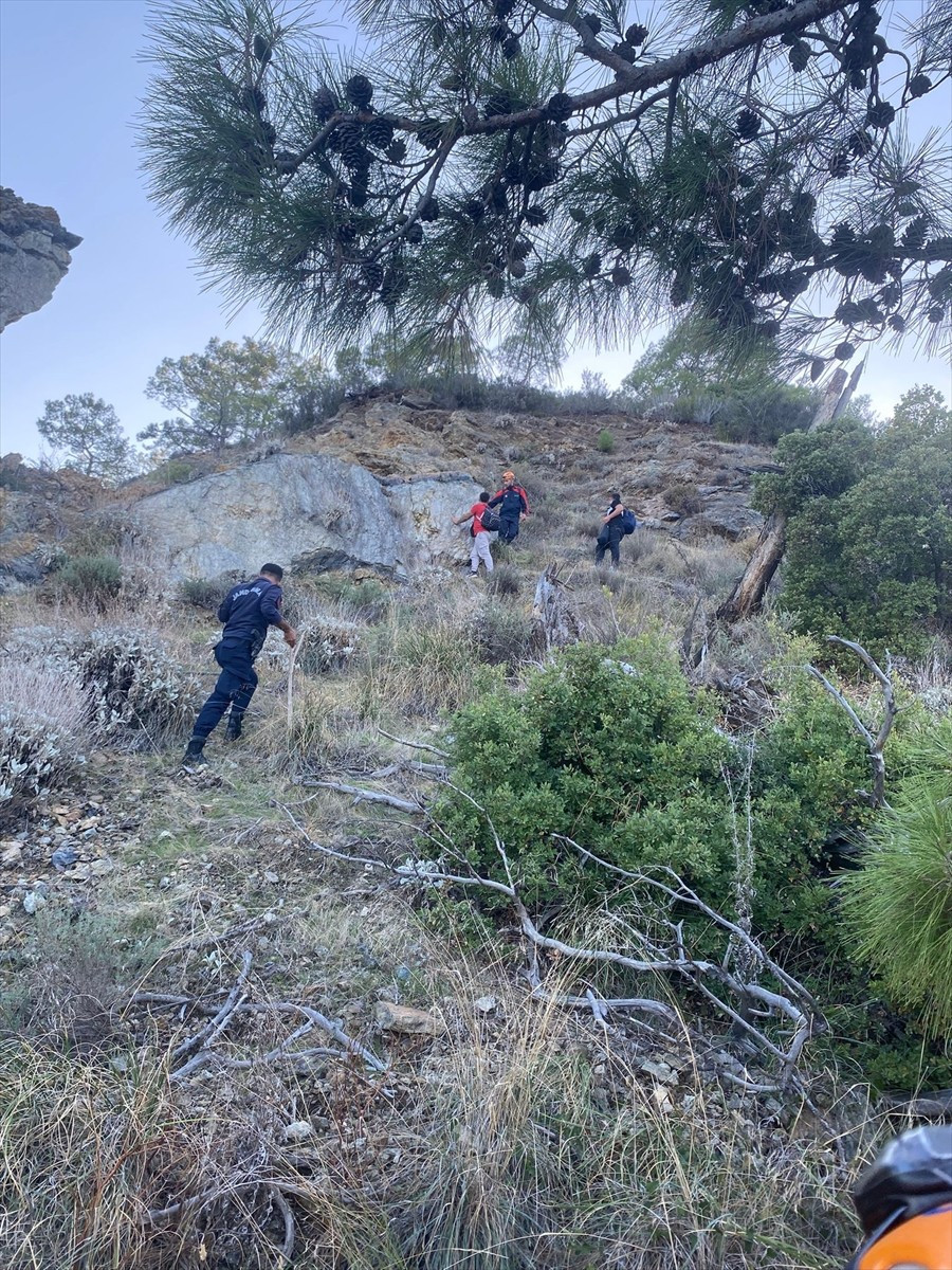  Antalya'nın Kemer ilçesinde dağda mahsur kalan kişi kurtarıldı.